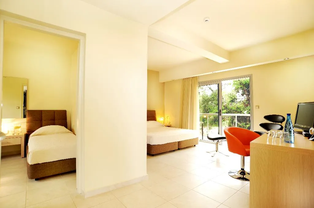TRIPLE MOUNTAIN VIEW Room, Sikyon Hotel, Athens