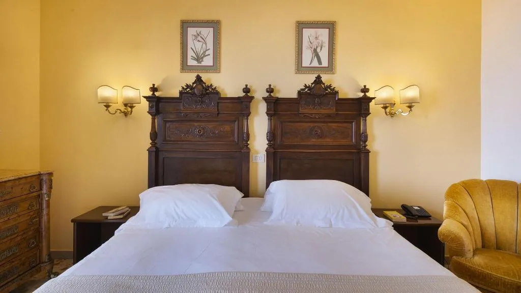 DOUBLE CLASSIC QUEEN BED Room, Hotel Cristina, Naples