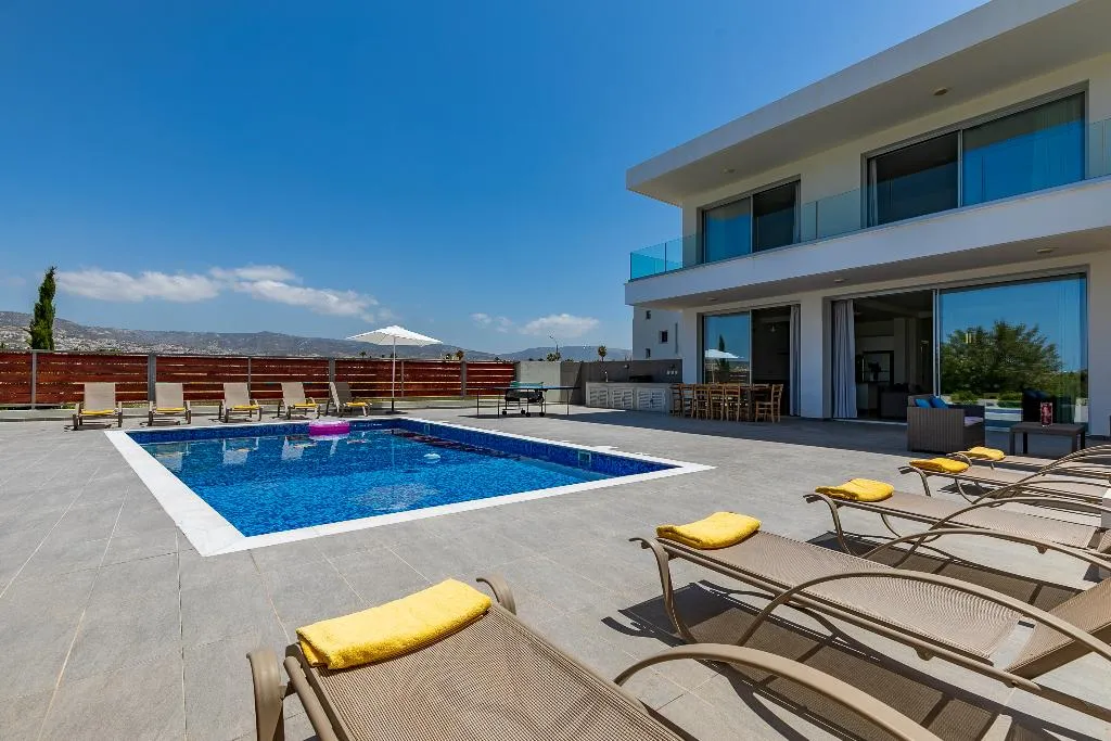 VILLA FIVE BEDROOMS WITH MORE THAN THREE BATHROOMS Room, Sea Point Villas, Cyprus