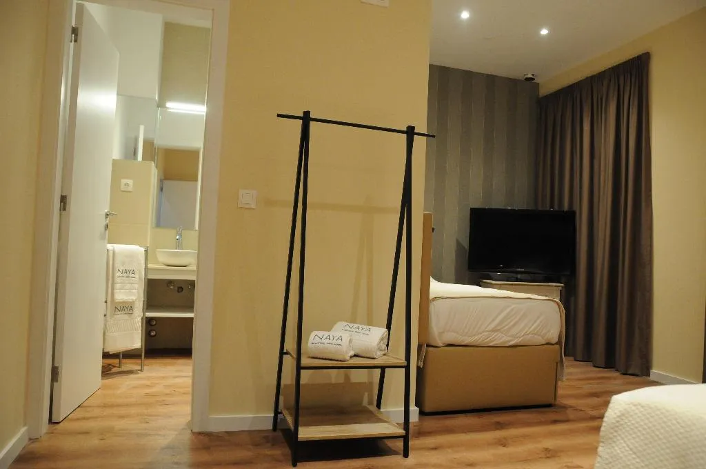 FAMILY ROOM CAPACITY 4 ONE BEDROOM Room, Naya - Downtown Guesthouse, Porto