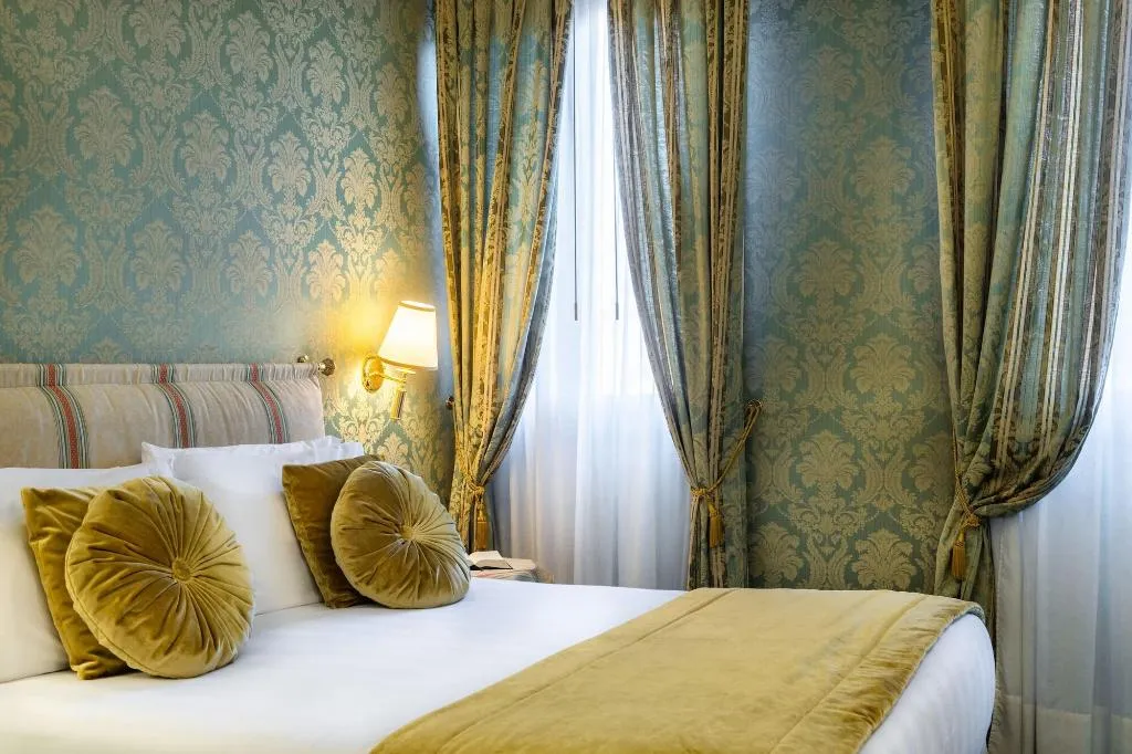Room, A Tribute To Music, Venice
