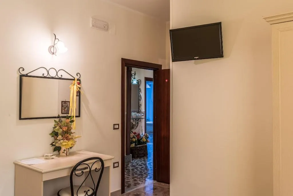 Room, La Mortella, Naples