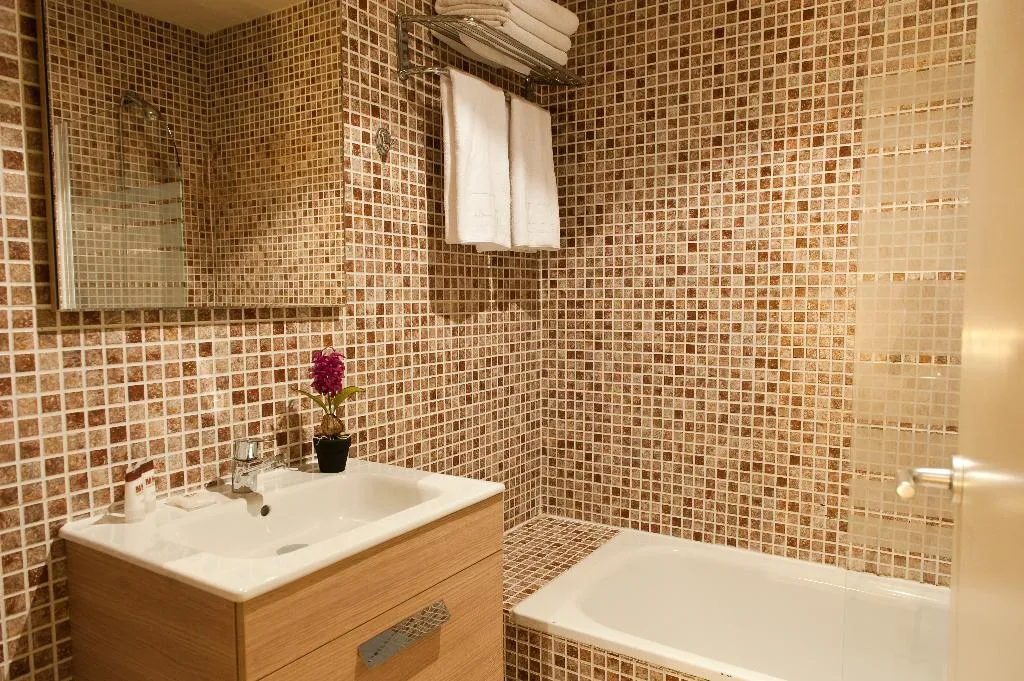 APARTMENT TWO BEDROOMS TWO BATHROOMS Room, MH Apartments Ramblas, Barcelona