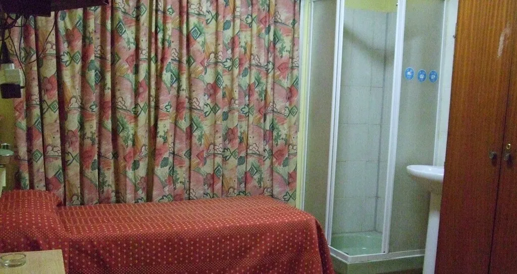 SINGLE WITH SHARED BATHROOM Room, Hostal Jacinto, Madrid