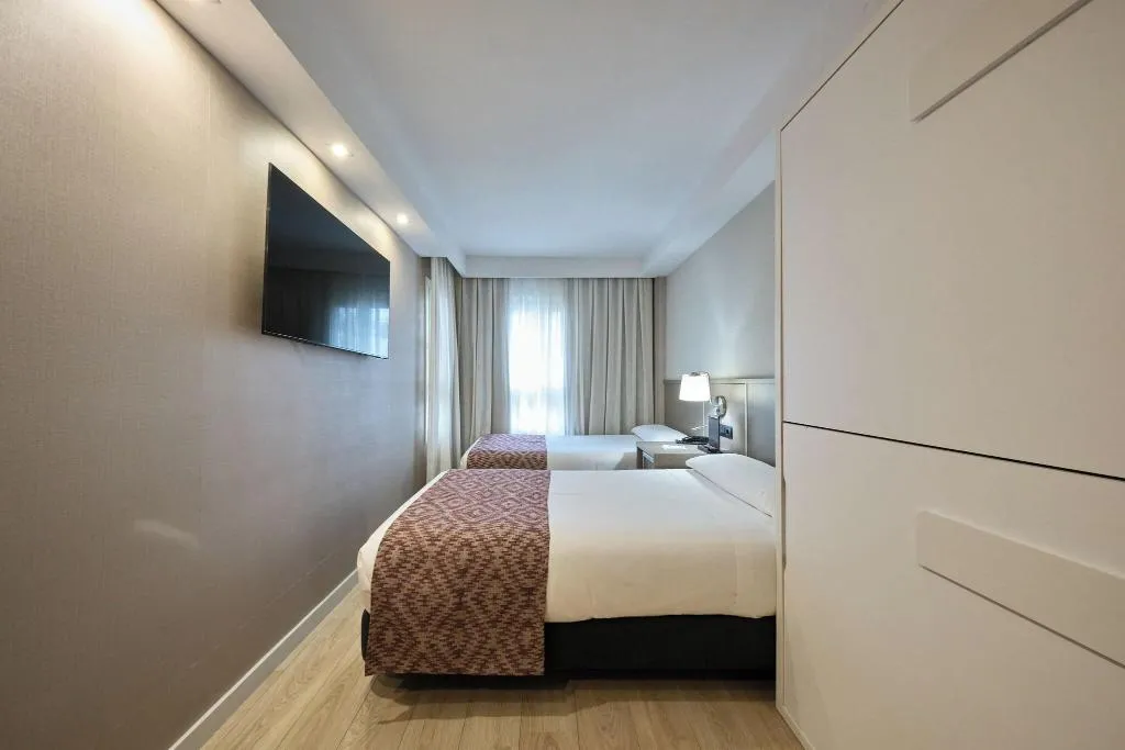 FAMILY ROOM CAPACITY 4 Room, Catalonia Park Güell, Barcelona