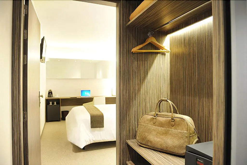 Room, Air Rooms Madrid by HelloSky, Madrid