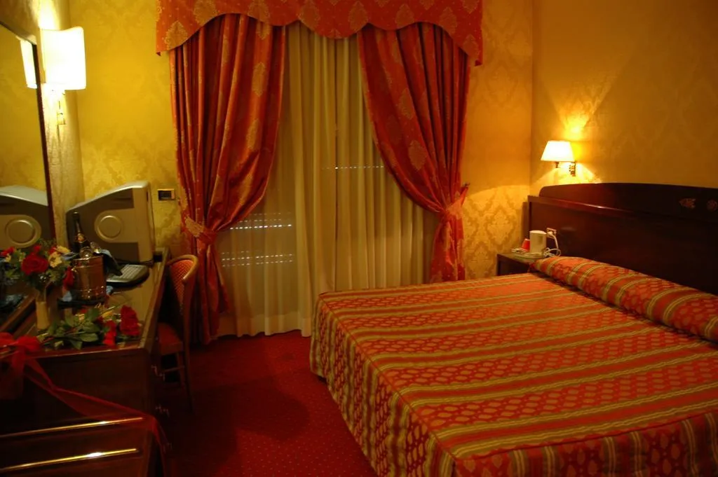 DOUBLE SUPERIOR Room, Grand Hotel Dei Cesari, Rome