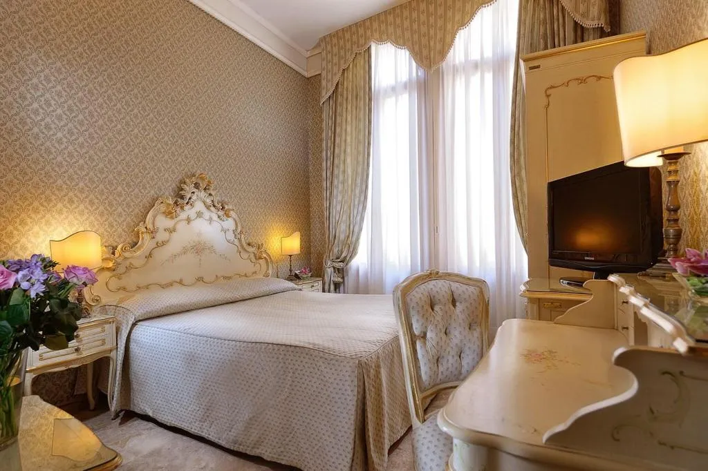 TRIPLE CLASSIC Room, Canaletto, Venice