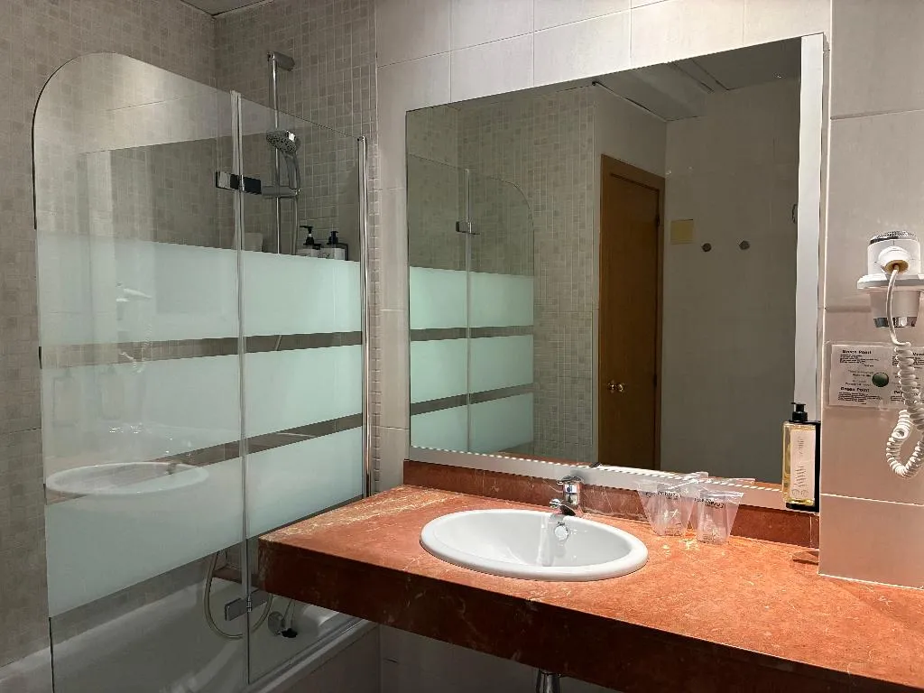 DOUBLE WITH DOUBLE BED Room, Hotel Travessera, Barcelona