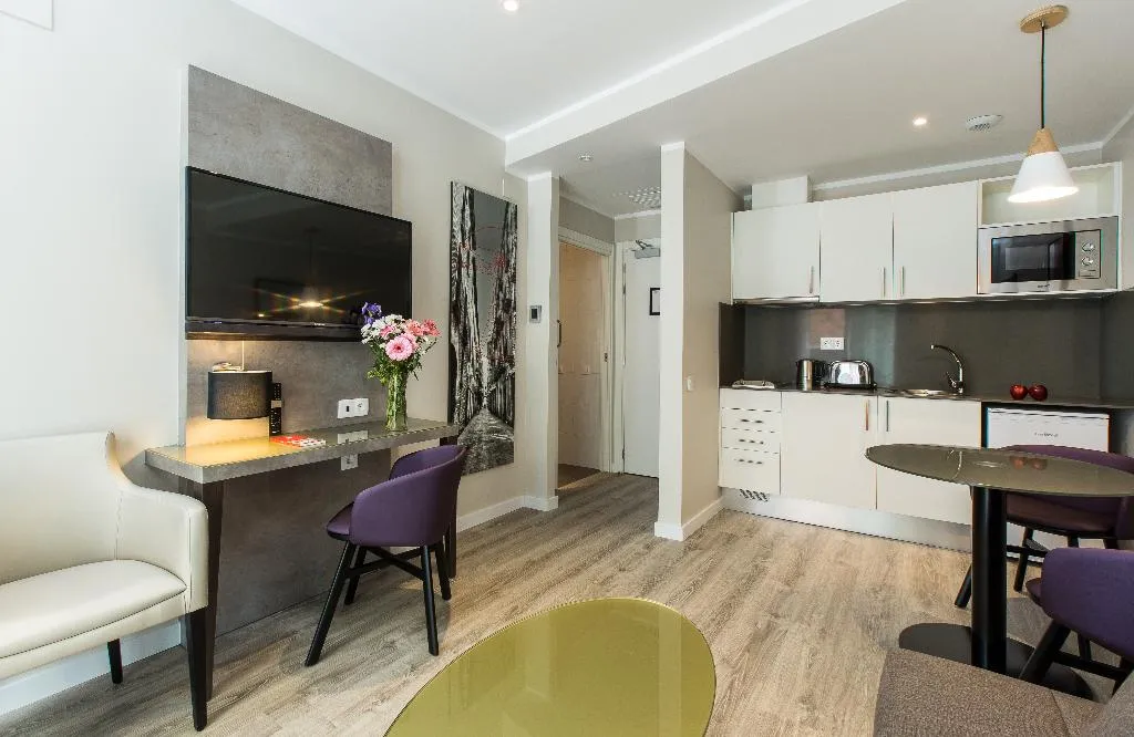 SUITE CAPACITY 4 Room, Leonardo Boutique Hotel Barcelona Sagrada Familia, Barcelona