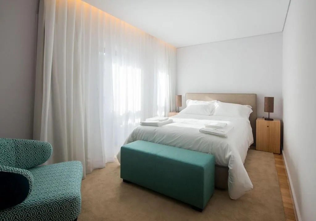 Room, Domum, Porto
