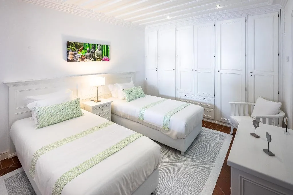VILLA THREE BEDROOMS Room, Shantivillas, Algarve
