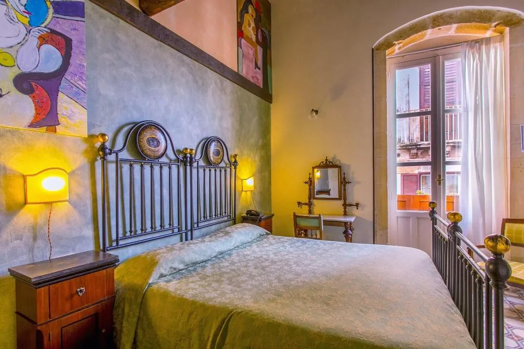 DOUBLE CLASSIC QUEEN BED Room, Charme Henry S House, Catania
