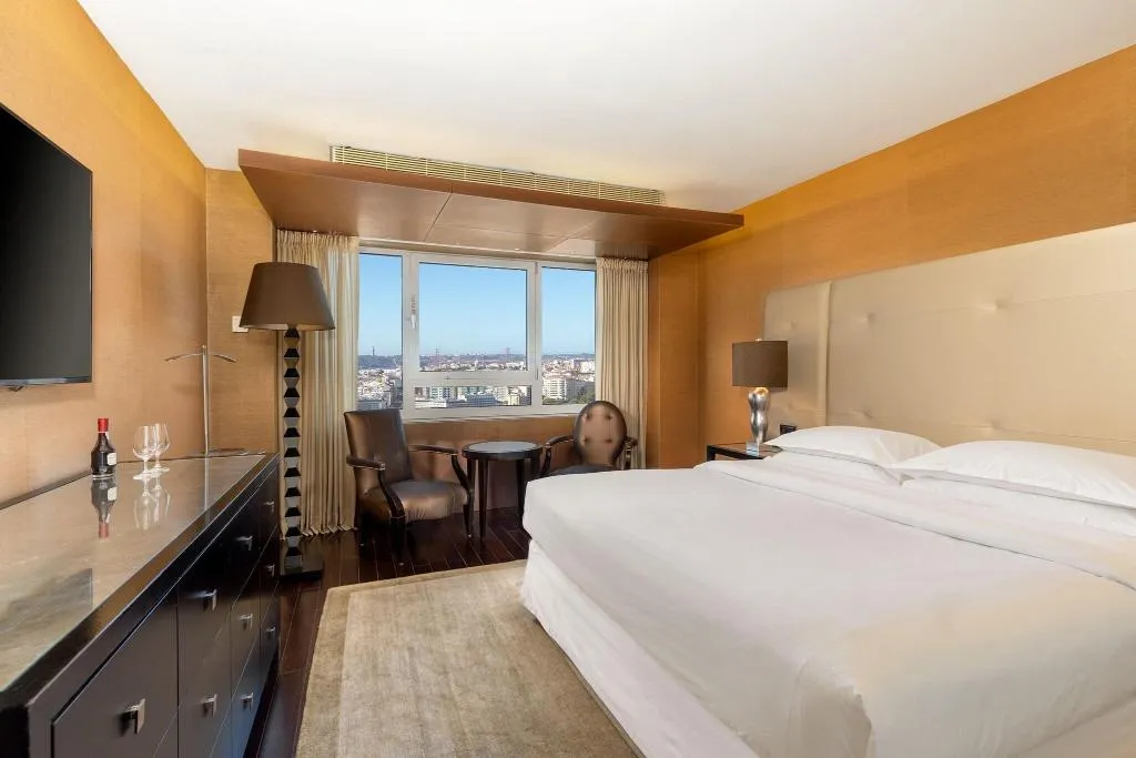 SUITE EXECUTIVE QUEEN BED Room, Sheraton Lisboa Hotel & Spa, Lisbon