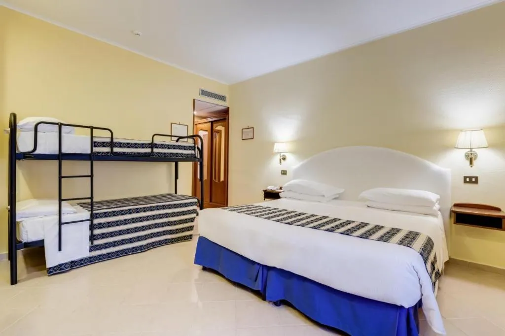 QUADRUPLE WITH BALCONY Room, Best Western Hotel La Solara, Naples