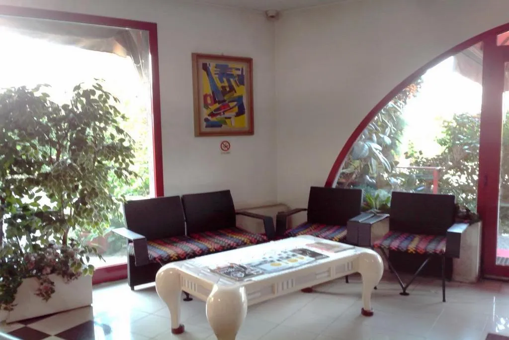 Lobby, Niki, Milan