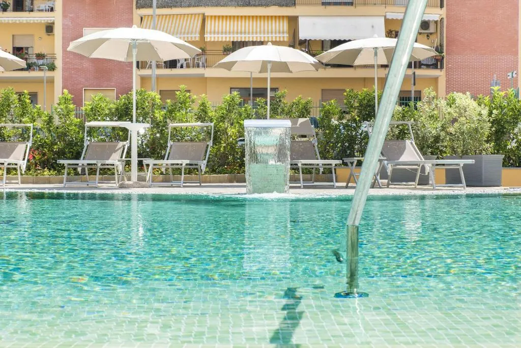 Pool, Leone, Naples