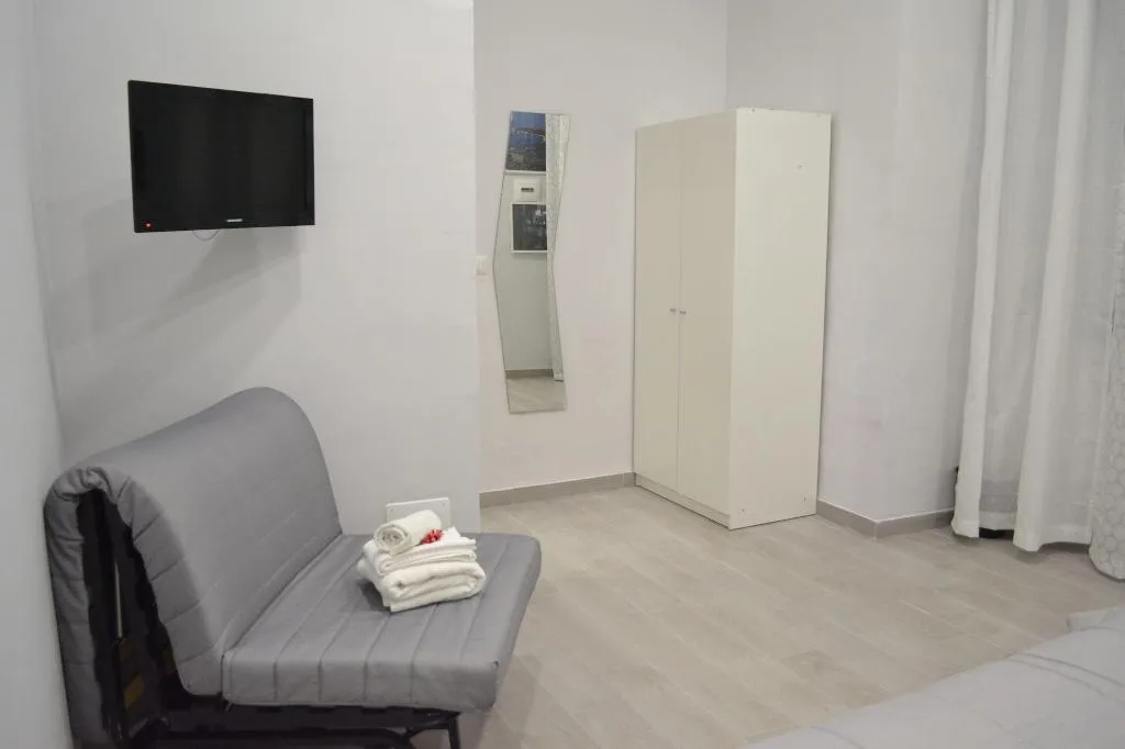 Room, Bassetto 013, Naples