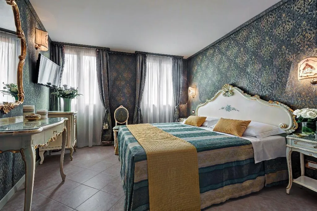 DOUBLE CANAL VIEW Room, Antica Locanda Al Gambero, Venice