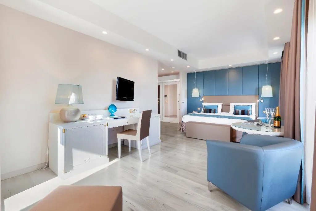 DOUBLE DELUXE WITH VIEWS Room, Nastro Azzurro Resort, Naples