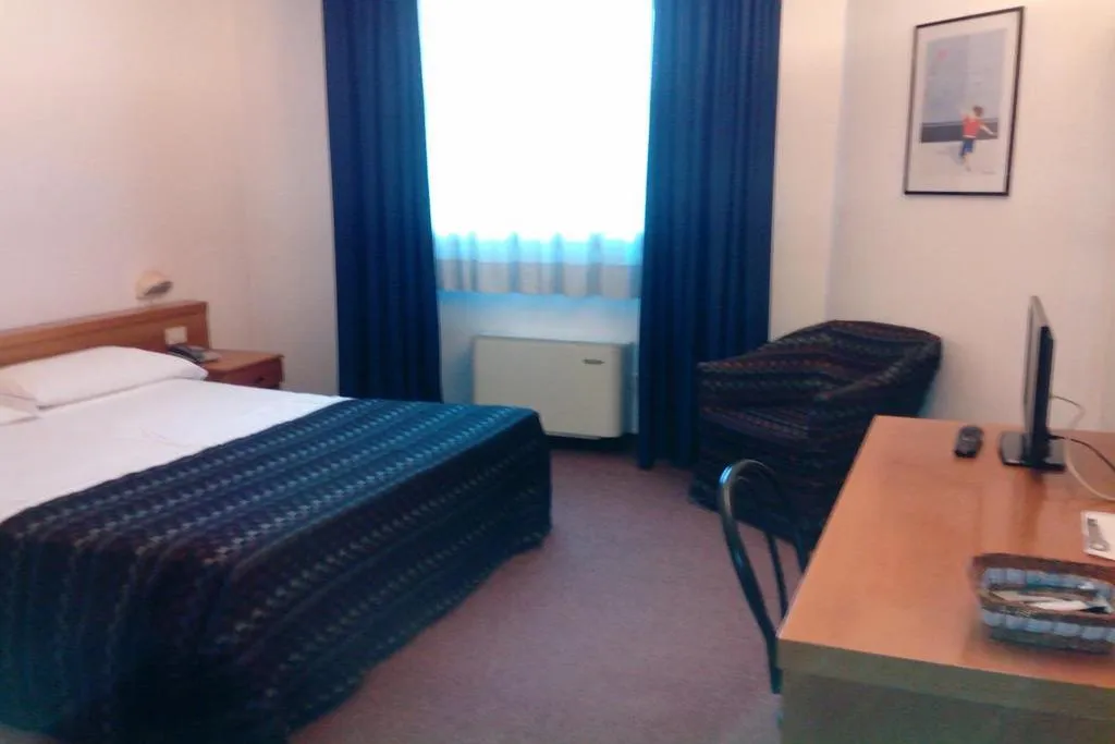 Room, Niki, Milan