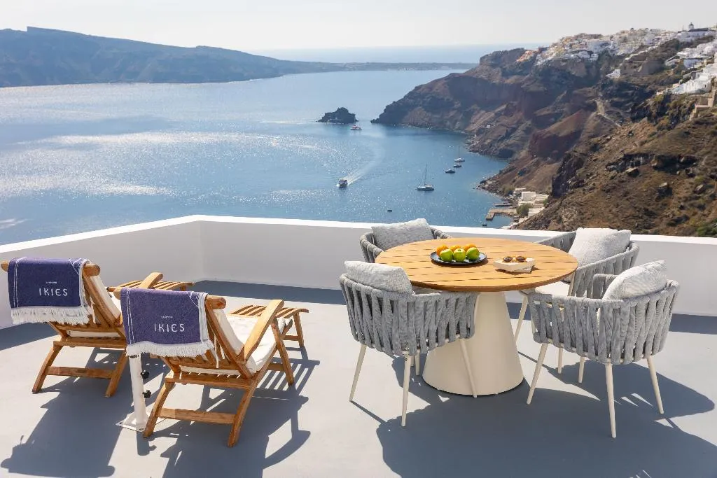 SUITE WITH JACUZZI Room, IKIES Santorini, Santorini