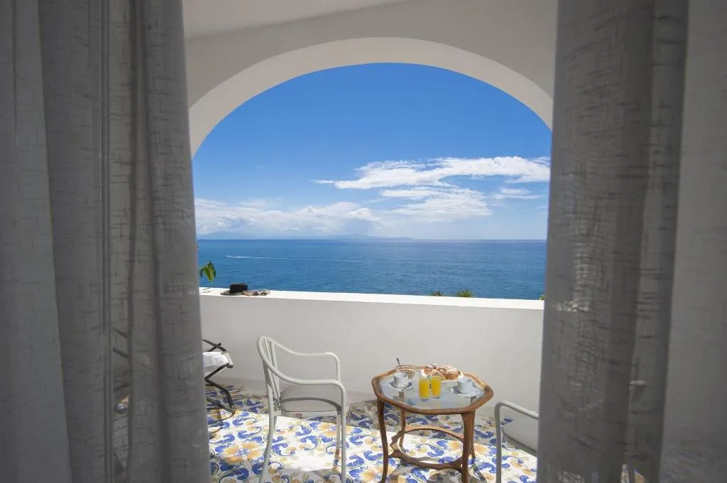 Room, Open Gate, Naples