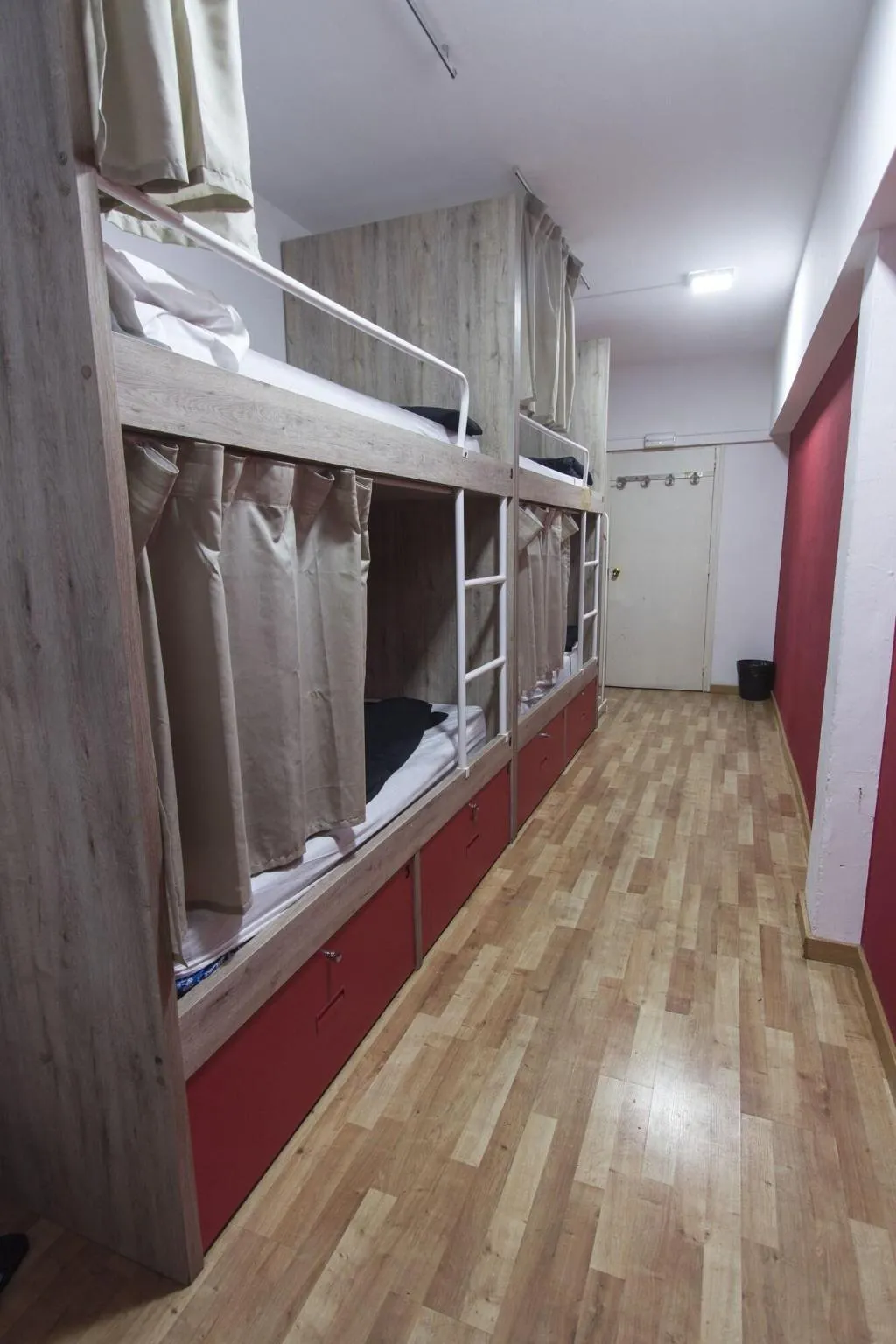 QUADRUPLE ONE BED Room, Break N Bed Hostel, Barcelona
