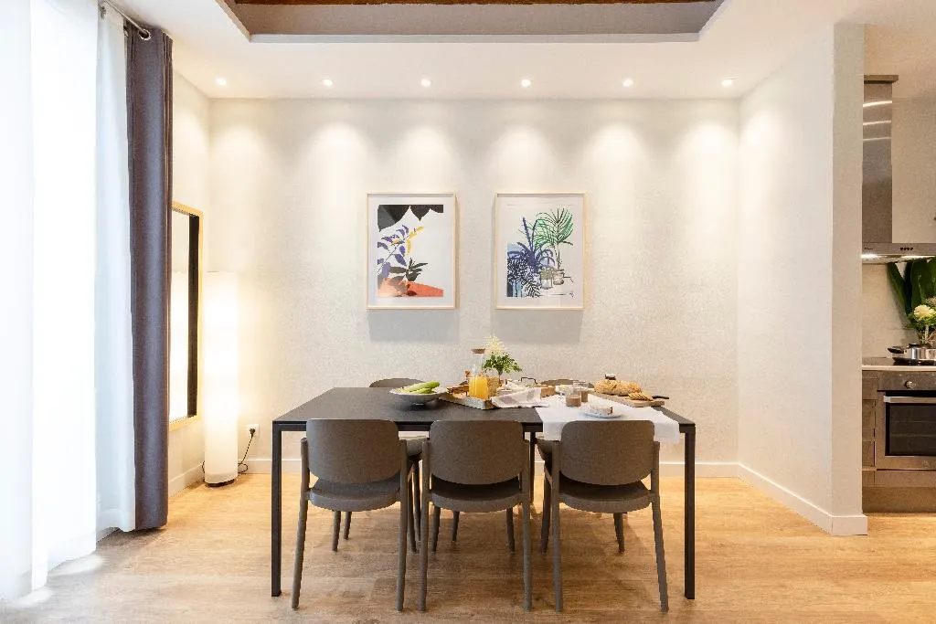 APARTMENT CAPACITY 6 THREE BEDROOM Room, Aspasios Urquinaona Design, Barcelona