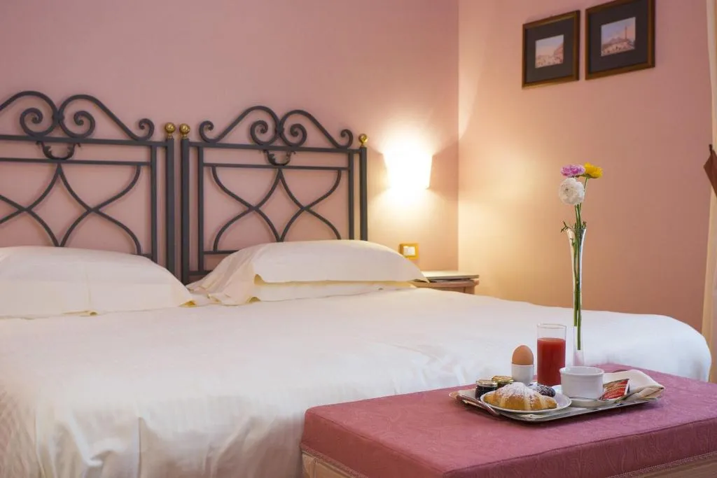 DOUBLE SINGLE USE CLASSIC DOUBLE BED Room, Costantinopoli 104, Naples