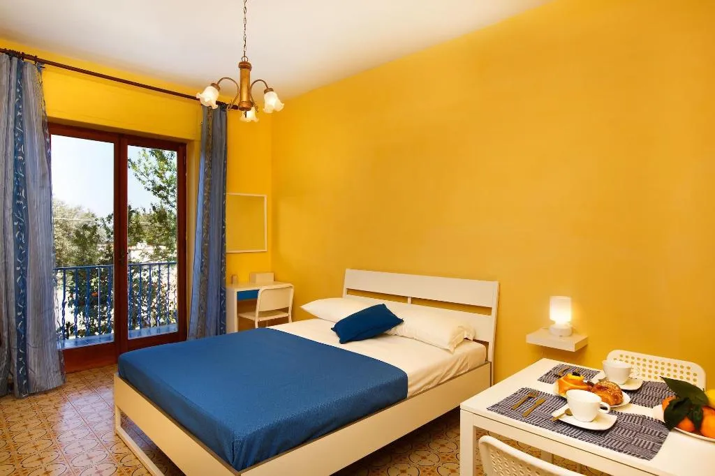 Room, B&b Sorrento Sunshine, Naples