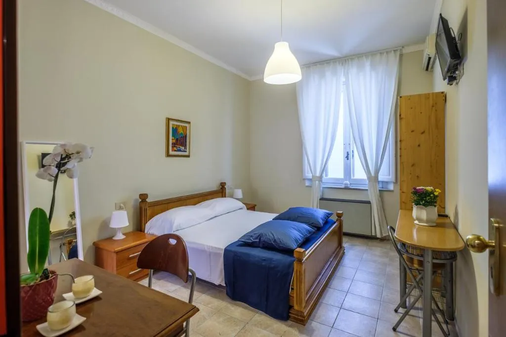 TRIPLE STANDARD Room, Youth Firenze 2000, Florence