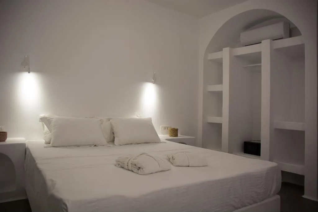 SUITE WITH JACUZZI Room, Amphitrite Suites Santorini, Santorini