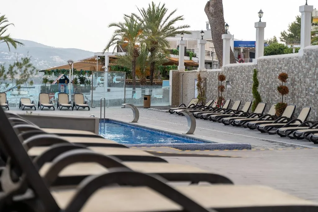 Pool, Seramar Comodoro Playa, Majorca