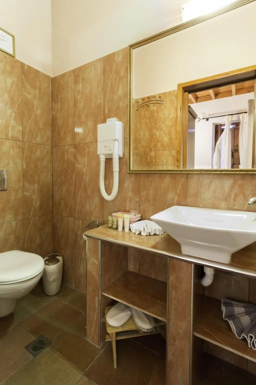 Room, Camelot, Rhodes