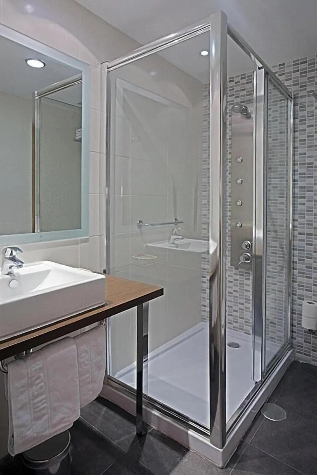 Room, Hostal Carlos III, Madrid