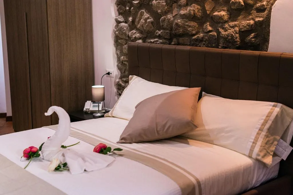 Room, Le Undici Rose, Rome