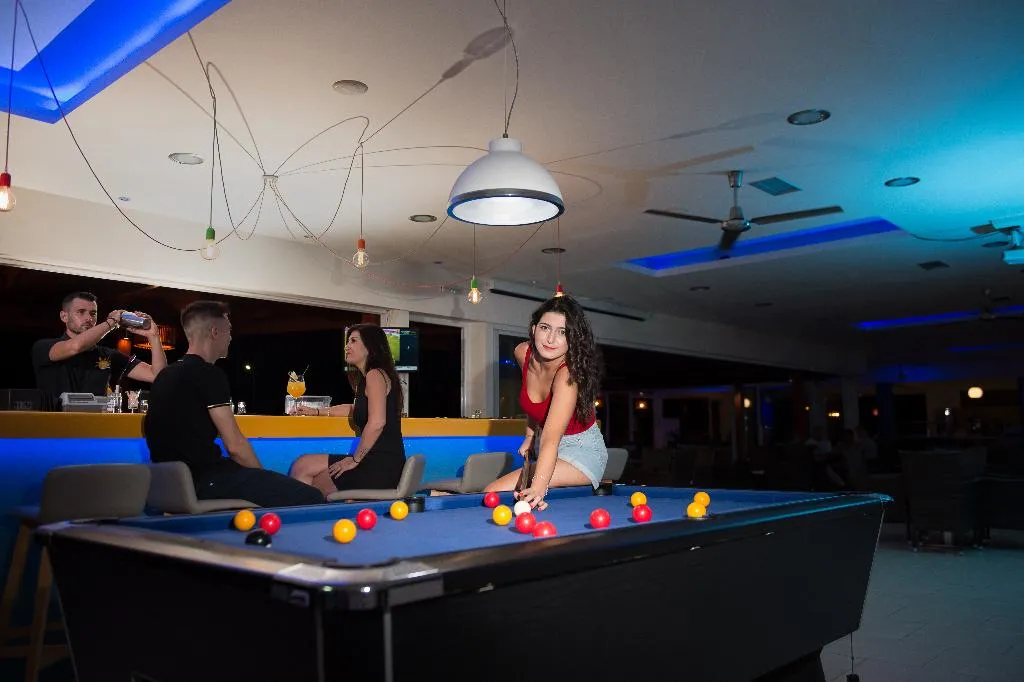 Sports and Entertainment, Zoes, Rhodes