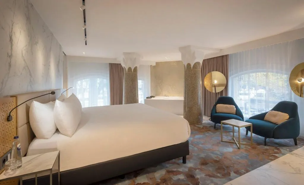 SUITE KING SIZE BED Room, Clayton Hotel Amsterdam American, Amsterdam