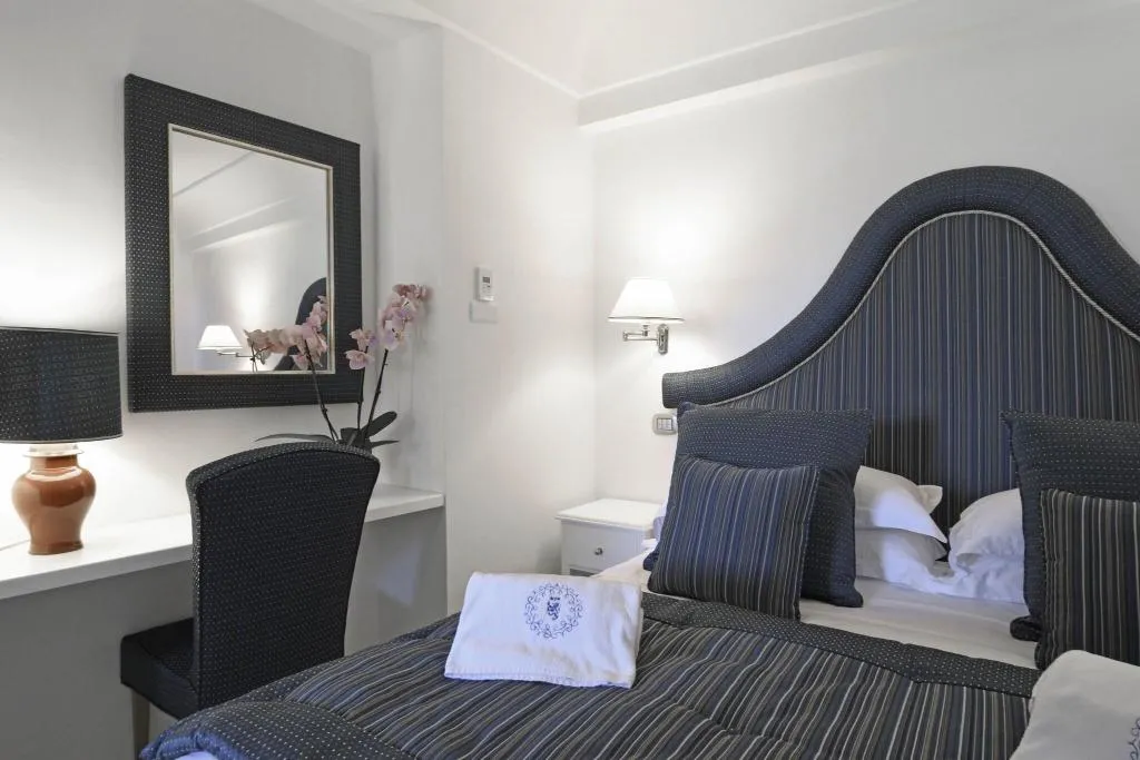 DOUBLE CLASSIC KING BED Room, Hotel Palazzo Confalone, Naples