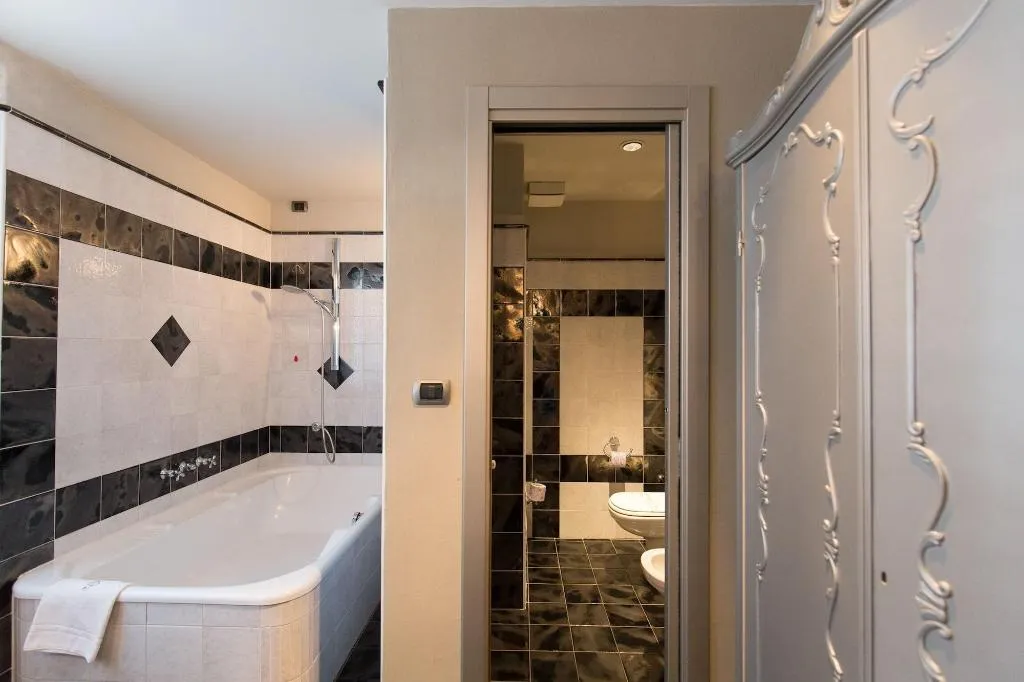Room, Serenella, Milan