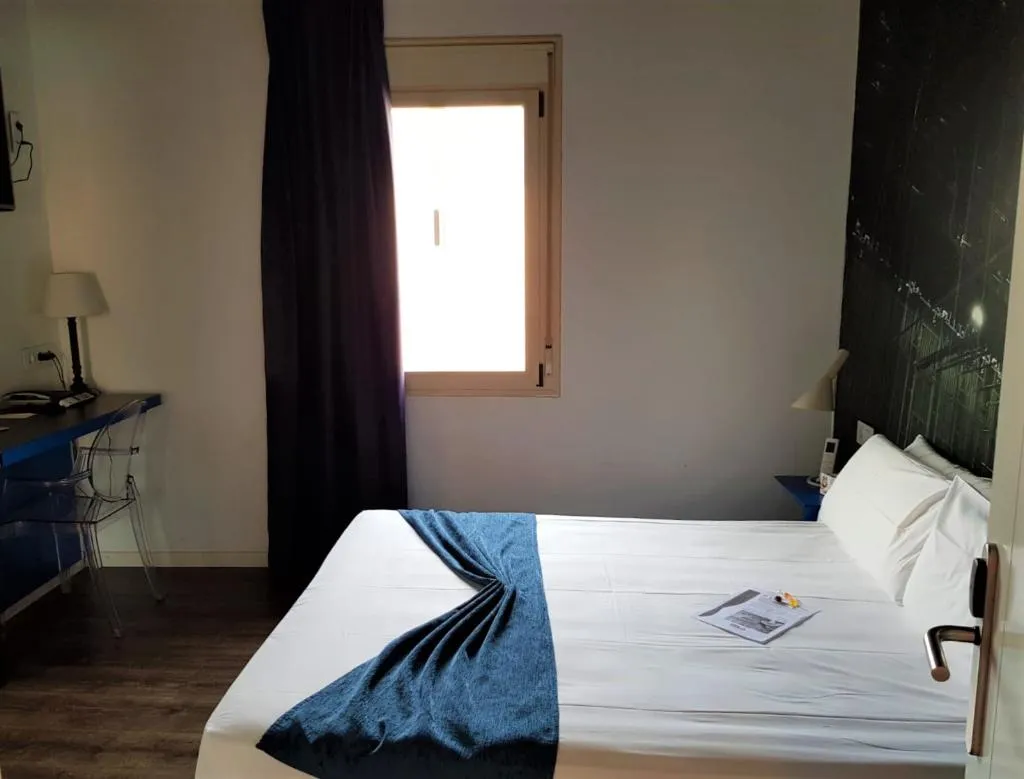 DOUBLE ECONOMY Room, Casual del Teatro Madrid, Madrid