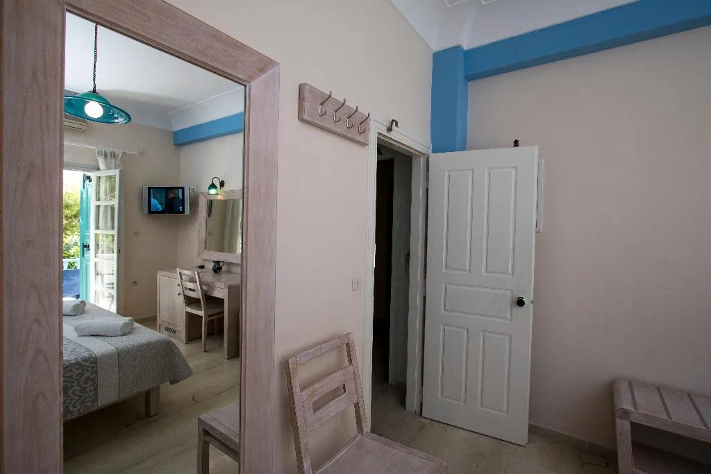 TRIPLE STANDARD Room, Andreas Aparthotel, Santorini