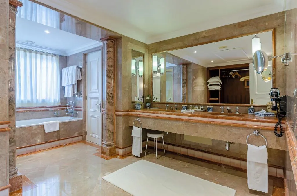 SUITE KING SIZE BED Room, Olissippo Lapa Palace, Lisbon