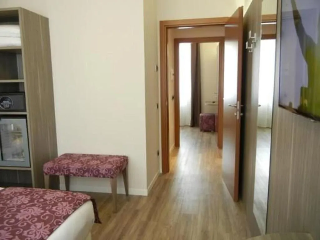 Room, Hotel Delle Nazioni, Milan