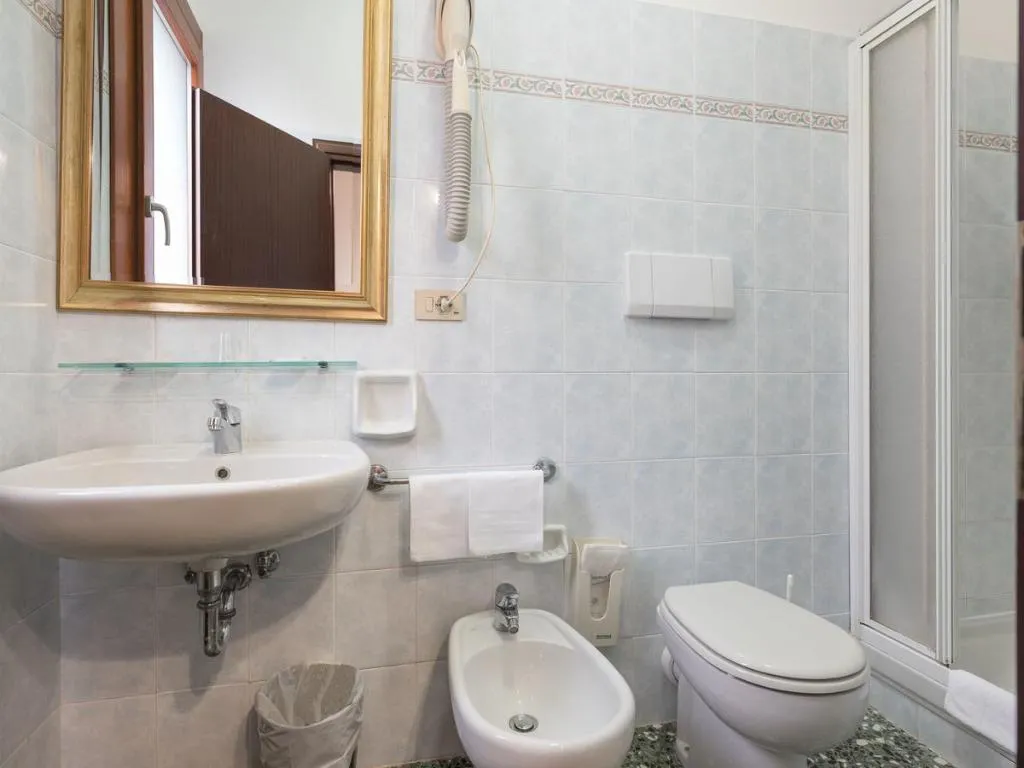 Room, Basilea, Venice