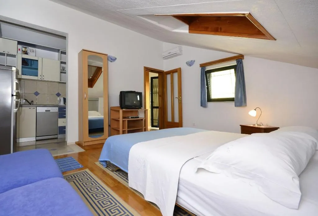 Room, House Topic, Split