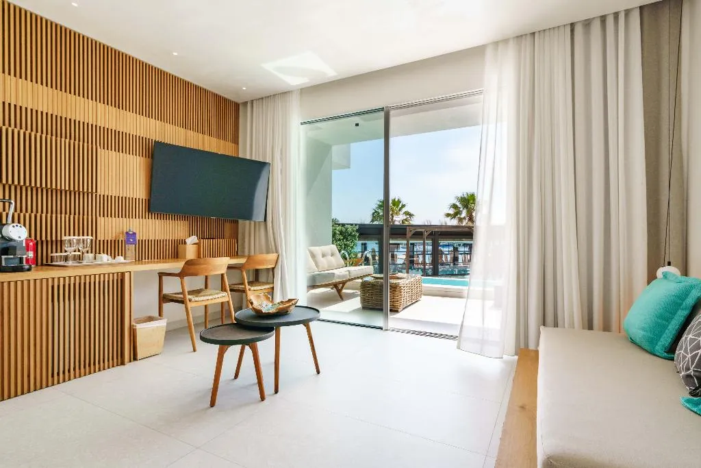 SUITE SUPERIOR WITH PRIVATE POOL Room, Mykonos Dove beach hotel, Mykonos