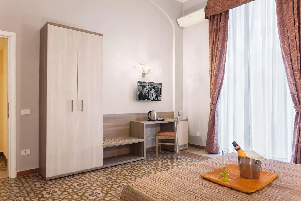 Room, Domus Napoleone, Naples
