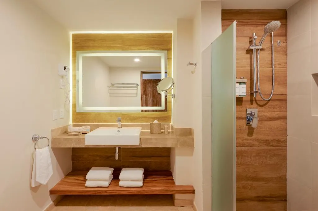 DOUBLE DELUXE WITH JACUZZI Room, GR Solaris Cancun All Inclusive, Cancun Area